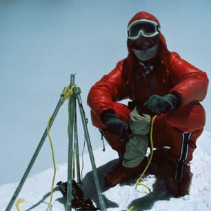 Reinhold Messner jako první na světě sólo a bez kyslíku na vrcholu Everestu (1980)