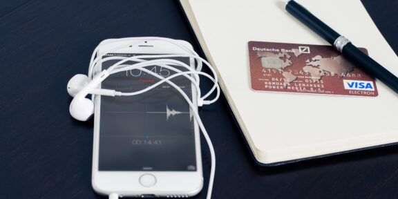 Srovnání elektronických peněženek Skrill a PayPal s PlayID Hub