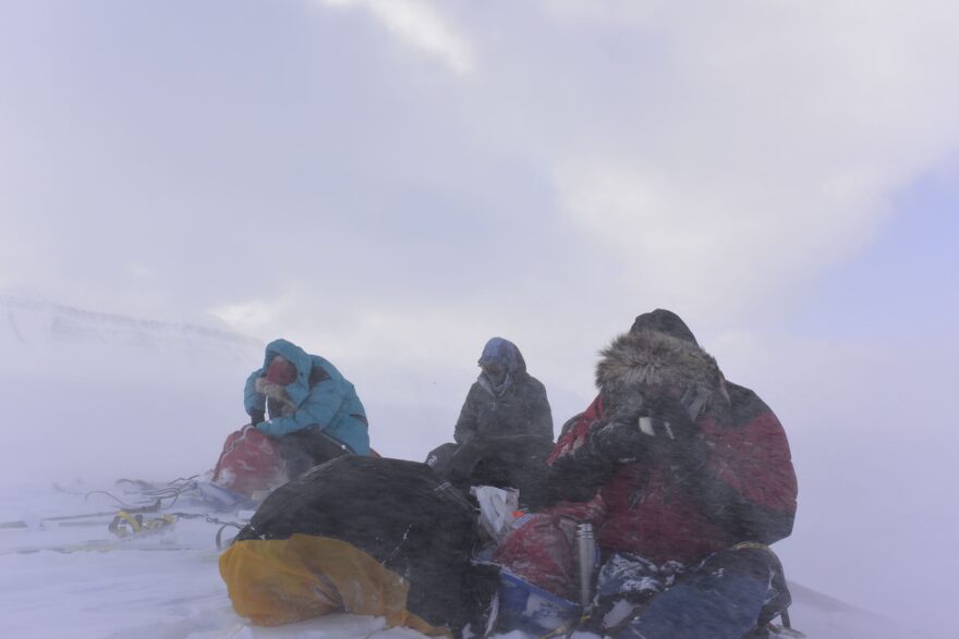 Svačina během pochodu – Špicberky 2014