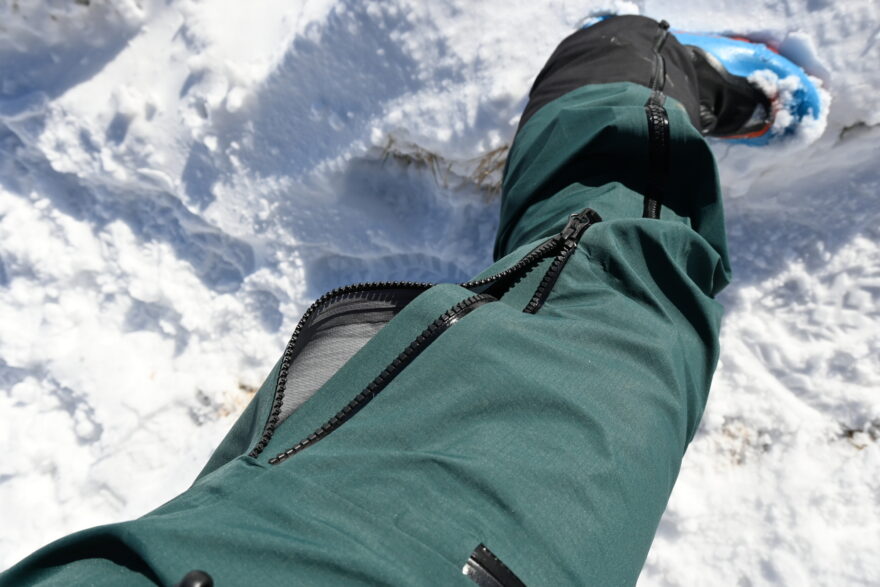 Dlouhý boční zip s dvěma jezdci umožňuje ventilaci či snadnější přetažení přes boty - VAUDE MONVISO