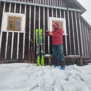 Kapuci lze kromě helmy snadno seřídit i na čepici - VAUDE MONVISO