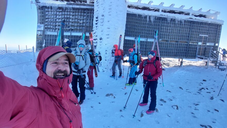 Na Sněžce - náročný test s větrem, který s námi lomcoval jako s panenkami