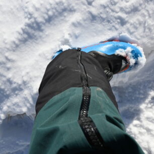 Spodní lem kalhot VAUDE MONVISO je zesílený a opatřen i sněhovou manžetou