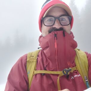 Vysoký límec lze ještě rozšířit pomocí extra zipu a vytvořit tak prostor okolo úst - VAUDE MONVISO