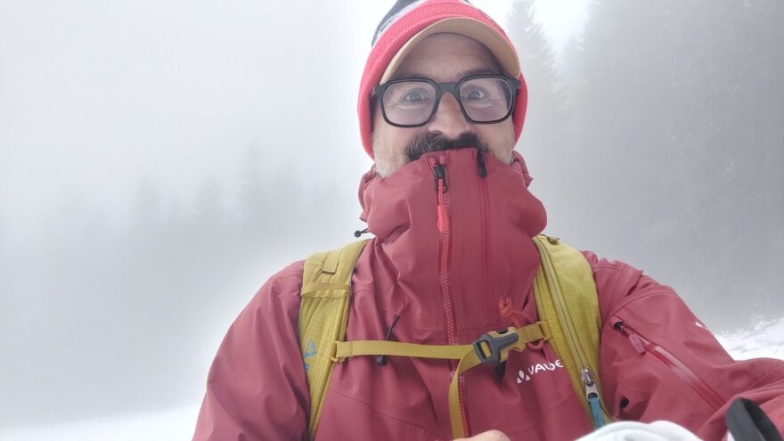 Vysoký límec lze ještě rozšířit pomocí extra zipu a vytvořit tak prostor okolo úst - VAUDE MONVISO