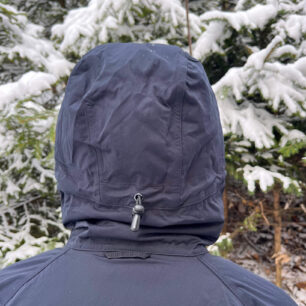 3D kapuce, která se díky svému stahování vzadu dobře přizpůsobí každé hlavě