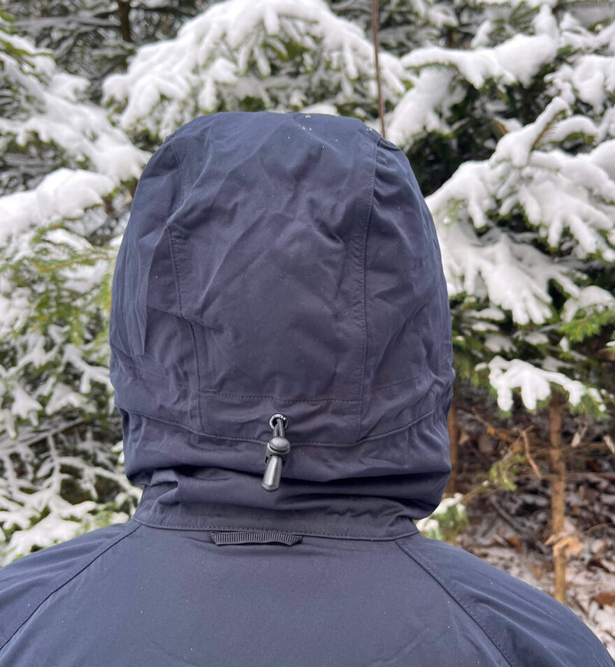 3D kapuce, která se díky svému stahování vzadu dobře přizpůsobí každé hlavě