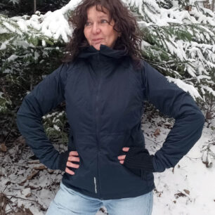 Díky elegantnímu střihu si v bundě nebudete připadat jako chudá Popelka ani na horách, ani ve městě