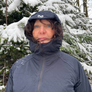 Dostatečně vysoký límec je integrálně spojený s 3D tvarovanou kapucí, pod kterou se snadno vejdou i dlouhé vlasy