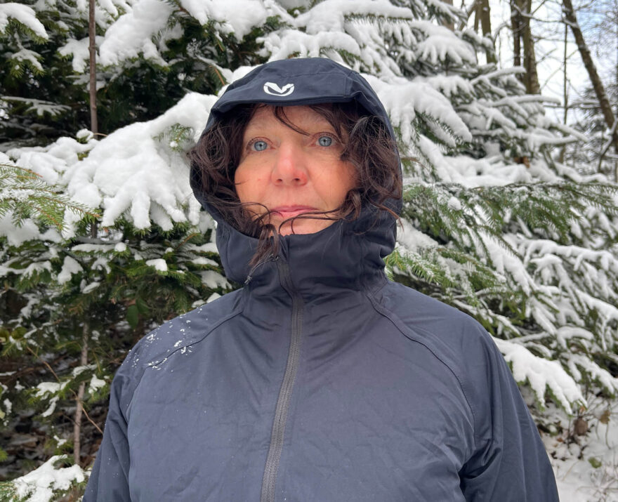 Dostatečně vysoký límec je integrálně spojený s 3D tvarovanou kapucí, pod kterou se snadno vejdou i dlouhé vlasy