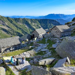 Chaty jsou přístupné pouze pěšky a jejich údržbu i zásobování zajišťují helikoptéry.