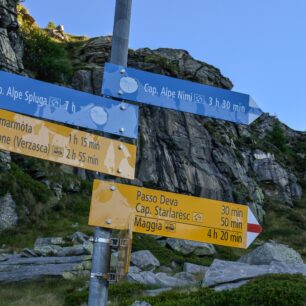 Po červených značkách vede přibližně polovina trasy, na části Via Alta Viamaggia ovšem potkáte také bílo-modro-bílé značky, které označují náročné alpské chodníky obtížnosti T4 a vyšší.