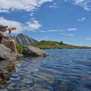 Trasa prochází kolem několika jezer, jejichž čistá voda láká ke koupání.