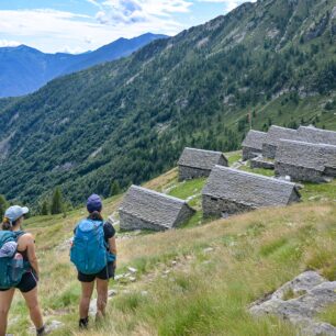 Kamenné stavby se střechami z rulových šindelů připomínají orlí hnízda a poskytují dostatečný komfort uprostřed hor.