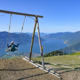 Vrchol kopce Cimetta je pro nás startem celé túry. Odtud je možné spatřit zároveň nejnižší a nejvyšší body Švýcarska – tedy Lago Maggiore a zasněžený masiv Monte Rosy (úplně vpravo).