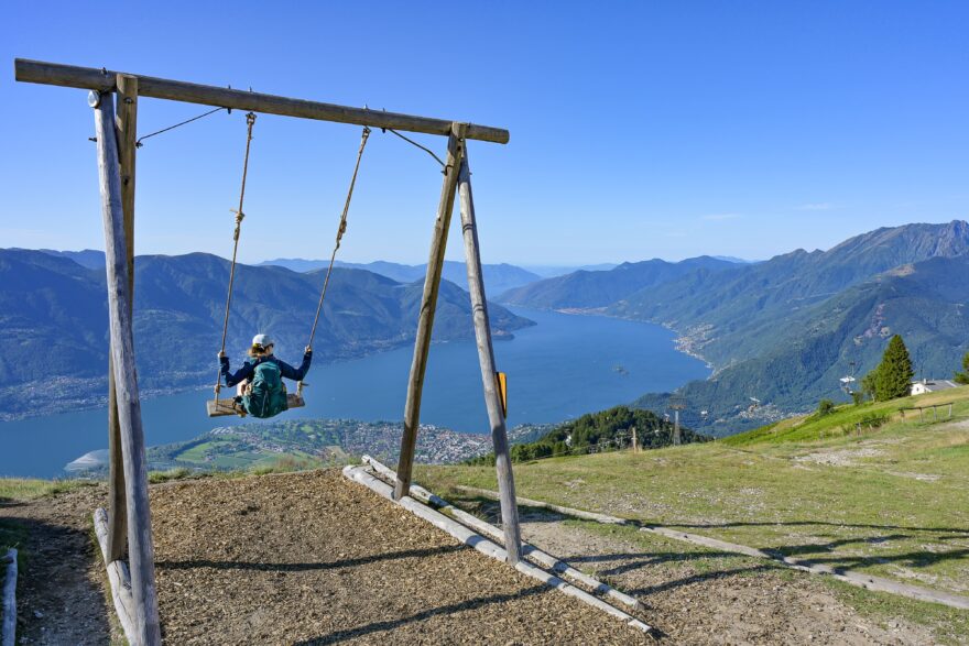 Vrchol kopce Cimetta je pro nás startem celé túry. Odtud je možné spatřit zároveň nejnižší a nejvyšší body Švýcarska – tedy Lago Maggiore a zasněžený masiv Monte Rosy (úplně vpravo).