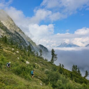 Na cestě očekávejte strmý a exponovaný terén s rizikem pádu, balvanitá pole, nejtěžší pasáže jsou osazené řetězy a kramlemi.
