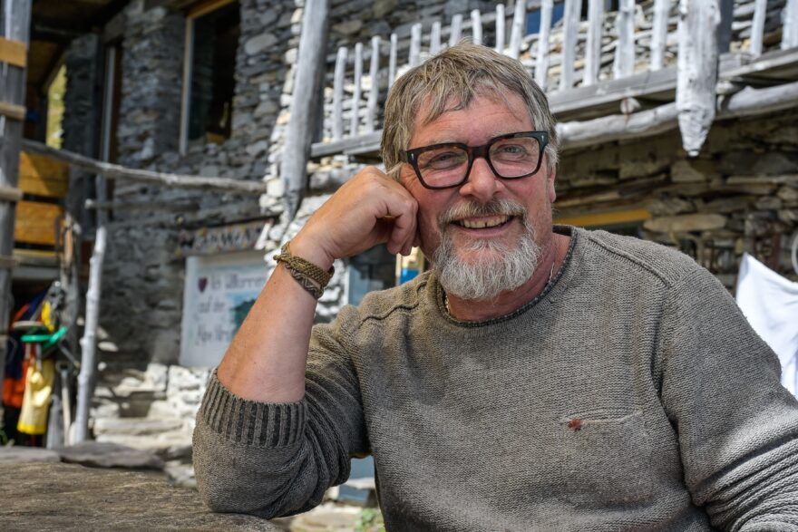 Pietro Zanoli hospodaří na chatě Capanna Nimi od roku 1999. My zde trávíme první noc.