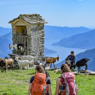 První noc na trase strávíme v chatě Capanna Nimi, položené na malé terase vysoko nad údolím.
