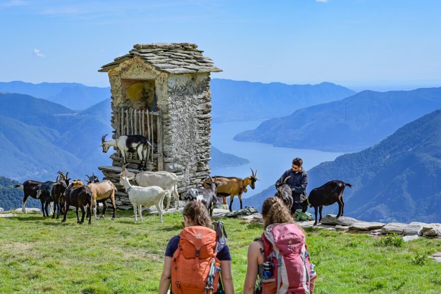 První noc na trase strávíme v chatě Capanna Nimi, položené na malé terase vysoko nad údolím.