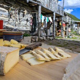 Sýry z farmy Capanna Nimi degustujeme spolu s dalšími místními laskominami.