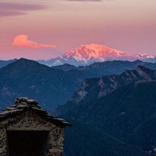 Ranní paprsky nasvěcují masiv Monte Rosy.