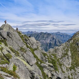 Málo navštěvované Ticinské Alpy nás překvapují svou divokostí i krásou. Ostré kamenné hřebeny střídají travnaté stráně, lesní pasáže i hluboké kaňony s divokými potoky.
