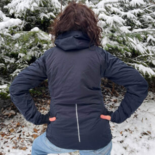 Vychytávka, kterou ocení hlavně bikerky- díky prodlouženému střihu zad vám bunda i při jízdě na kole spolehlivě ochrání citlivé partie ledvin a kříže