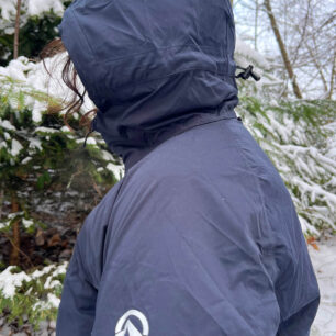 Výhodou bundy Northkit PRO 1 je také její dostatečně vysoký límec pod která se tak vejde třeba i šátek