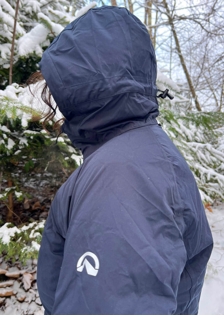 Výhodou bundy Northkit PRO 1 je také její dostatečně vysoký límec pod která se tak vejde třeba i šátek