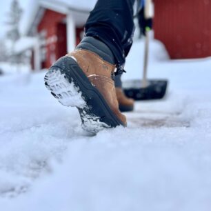 Boty Alpina Tundra při práci ve sněhu u chaty