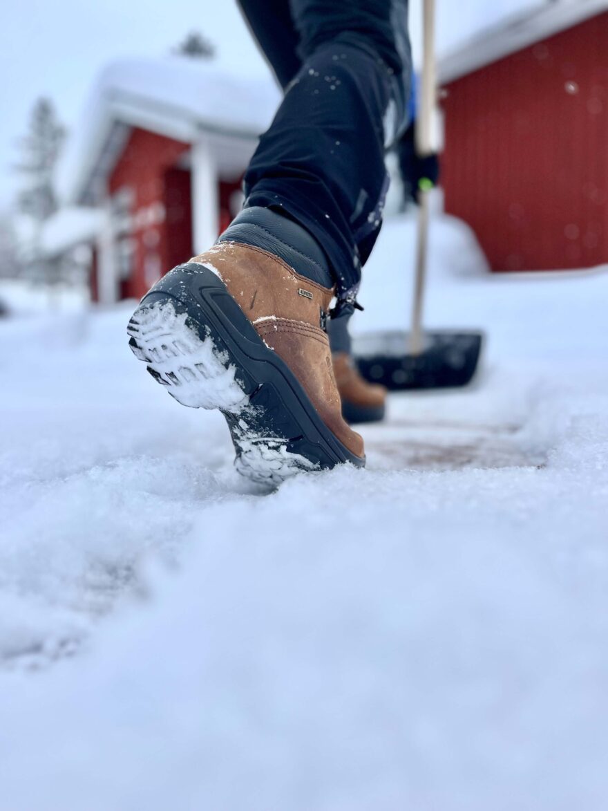 Boty Alpina Tundra při práci ve sněhu u chaty