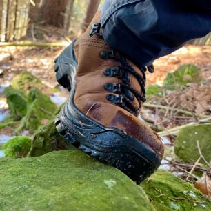 Vrásnění boty Alpina Tundra při zatížení špičky