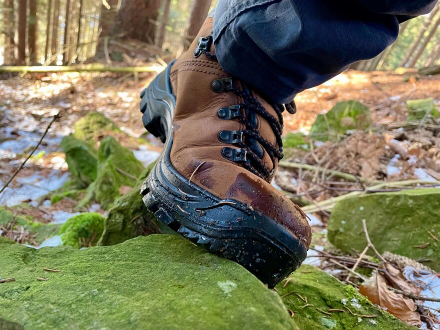 Vrásnění boty Alpina Tundra při zatížení špičky