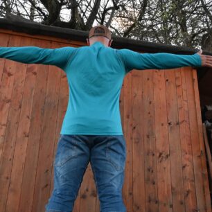 Zadní pohled a zřejmý prodloužený zadní díl trika Nanosilver Ultralight