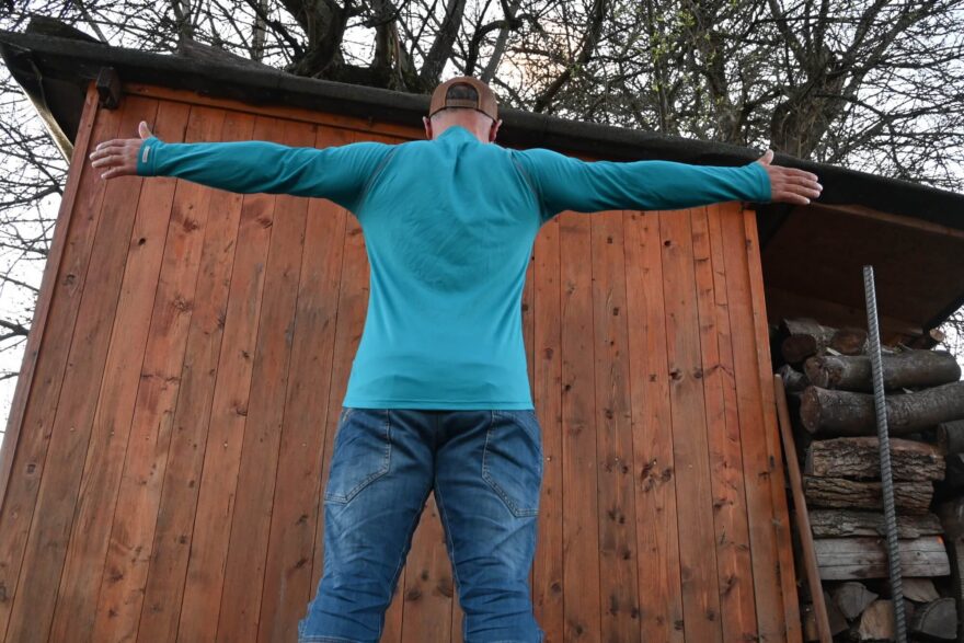 Zadní pohled a zřejmý prodloužený zadní díl trika Nanosilver Ultralight