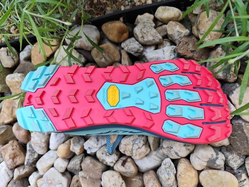 Podrážka by správně měla být pružná všemi směry.