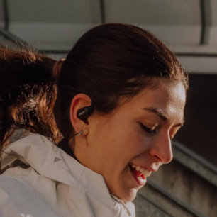 Sluchátka Suunto Spark přinášejí technologii přenosu zvuku vzduchem do produktové řady Suunto