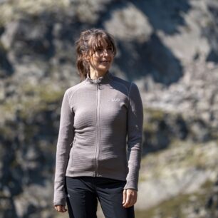 Jako střední vrstvu si sbal merino mikinu ZAJO Kovri