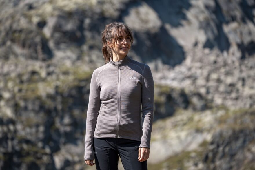 Jako střední vrstvu si sbal merino mikinu ZAJO Kovri