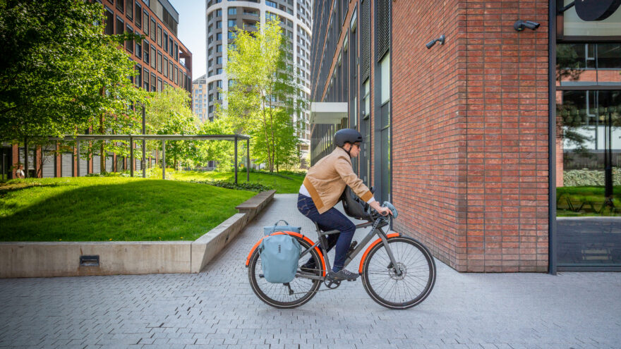 Thule Shield Pannier v denním městském využití