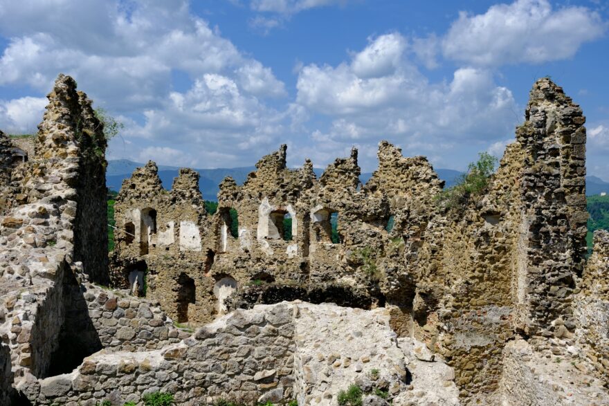 Starobylý hrad Šášov