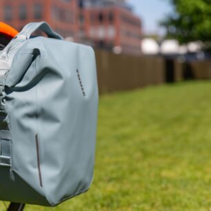 Rolovací uzávěr na Thule Shield Pannier