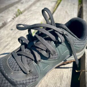 Detail plochých tkaniček bot Boty Merrell Trail Glove 8.