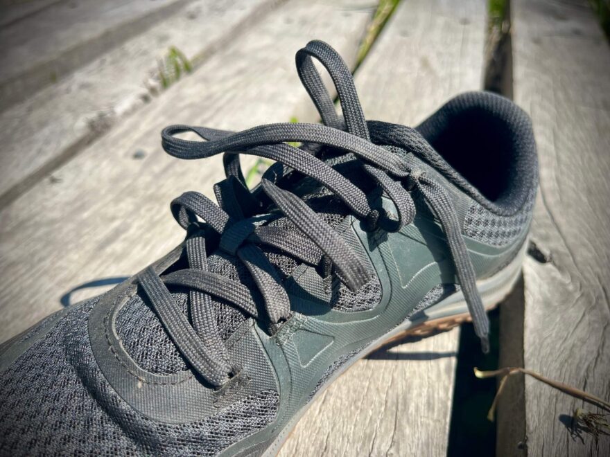 Detail plochých tkaniček bot Boty Merrell Trail Glove 8.