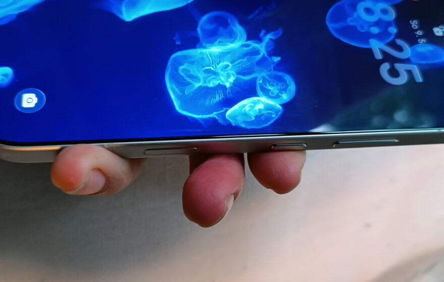 Na pravém boku se nachází tlačítka pro ovládání hlasitosti, probuzení telefonu a AI tlačítko. Všechna tlačítka se dají nastavit libovolně pro spouštění různých funkcí.