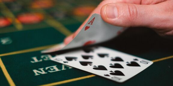 Online casino na cestách: Když digitální zábava doplňuje outdoorový život