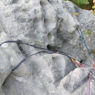 Smyčky Black Diamond Infinity Cord v pískovcových hodinách