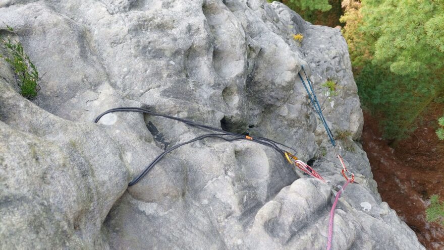 Smyčky Black Diamond Infinity Cord v pískovcových hodinách