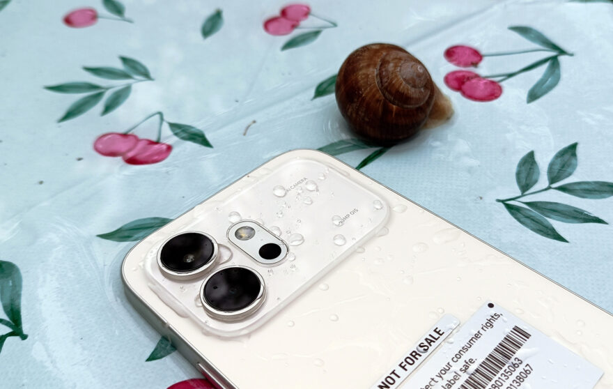 Telefon byl vystaven vlhku a dešti po dobu 20 minut, žádné narušení nebylo znatelné.